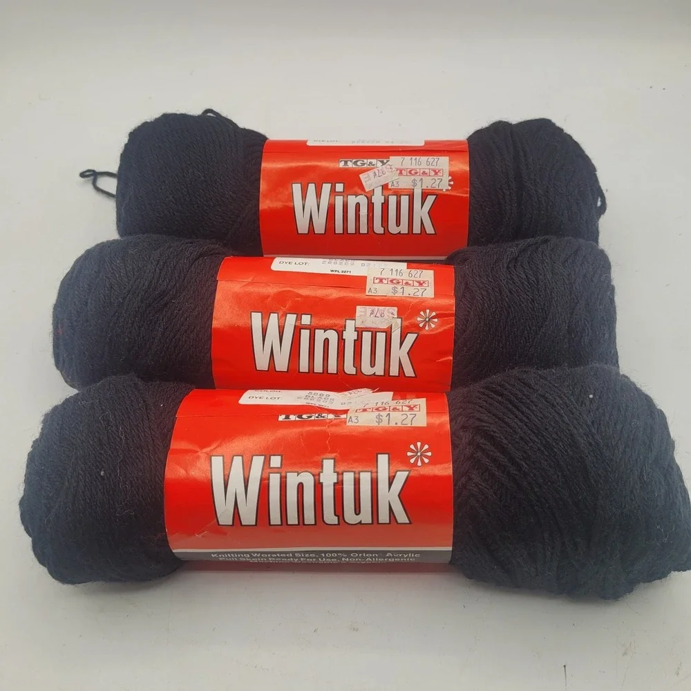 New Assorted Wintuk Sayelle Yarn Lot Acrylic - Black And Eggshell‎ 7 Skeins